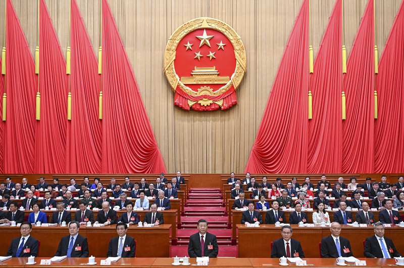 十四屆全國人大二次會(huì )議在京開(kāi)幕 習近平等在主席臺就座